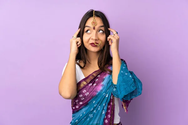 Mladá Indická Žena Izolované Fialovém Pozadí Pochybnostmi Myšlení — Stock fotografie