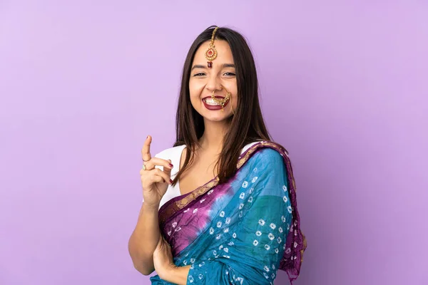 Ung Indisk Kvinna Isolerad Lila Bakgrund Skrattar — Stockfoto