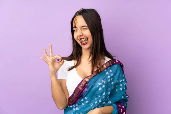 Jeune Femme Indienne Isolée Sur Fond Violet Montrant Signe Avec — Photo