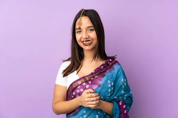 Mujer India Joven Aislada Sobre Fondo Púrpura Riendo —  Fotos de Stock