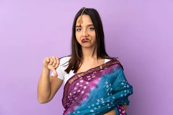 Jeune Femme Indienne Isolée Sur Fond Violet Montrant Pouce Vers — Photo