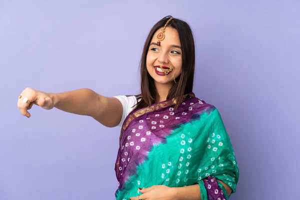 Mujer India Joven Aislada Sobre Fondo Púrpura Dando Gesto Hacia —  Fotos de Stock