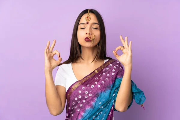 Młody Indyjski Kobieta Izolowane Fioletowy Tle Zen Pozować — Zdjęcie stockowe