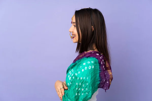 Молода Індійка Ізольована Пурпуровому Фоні Бічній Позиції — стокове фото