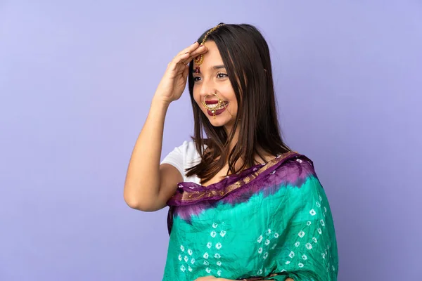 Молода Індійка Відокремлена Пурпуровому Фоні Вітає Радістю — стокове фото