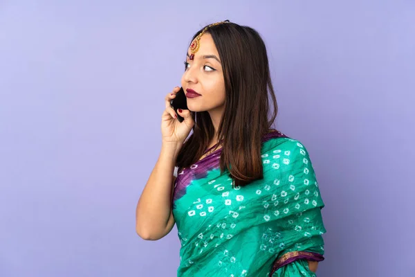 Mladá Indická Žena Izolované Fialovém Pozadí Vedení Konverzace Mobilním Telefonem — Stock fotografie