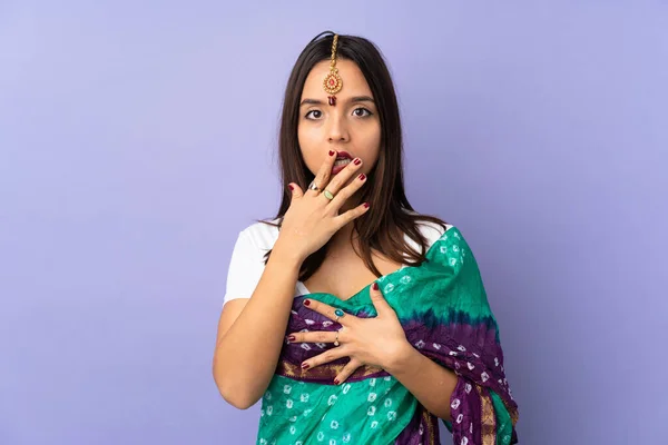 紫の背景に隔離された若いインド人女性は驚きとショックを受けながら右を見て — ストック写真