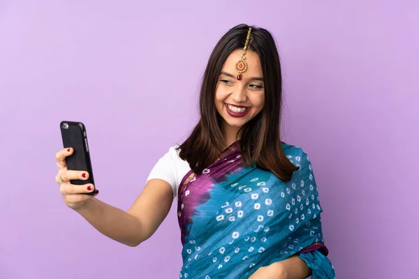 Mladý Indický Žena Izolovaný Fialové Pozadí Dělat Selfie — Stock fotografie