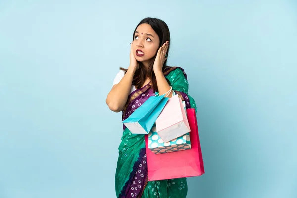 Junge Inderin Mit Einkaufstüten Frustriert Und Mit Verdeckten Ohren — Stockfoto