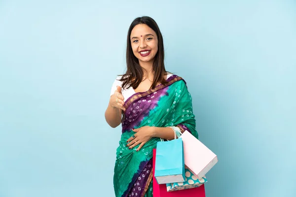 Alışveriş Torbalarıyla Genç Hintli Kadın Iyi Bir Anlaşma Için Sıkışıyor — Stok fotoğraf