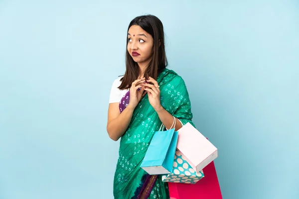 Mujer India Joven Con Bolsas Compras Maquinando Algo — Foto de Stock