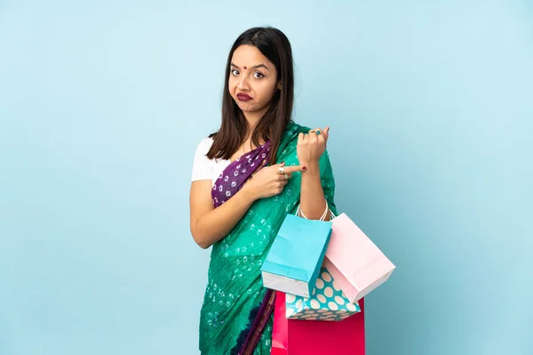 Mujer India Joven Con Bolsas Compras Haciendo Gesto Llegar Tarde — Foto de Stock