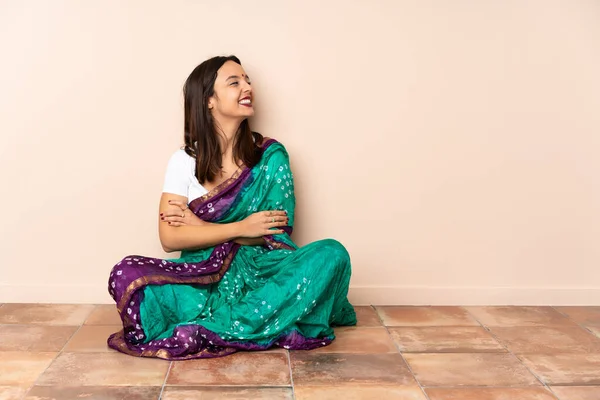Mladá Indická Žena Sedí Podlaze Šťastná Usmívá — Stock fotografie