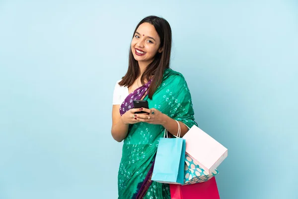 Mujer India Joven Con Bolsas Compras Enviando Mensaje Con Móvil — Foto de Stock