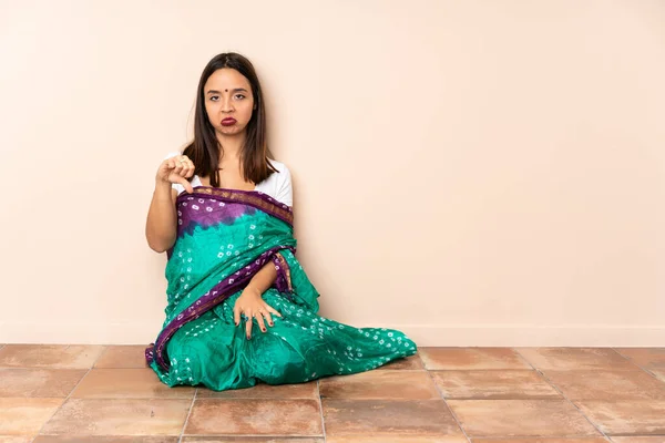 Молода Індійка Сидить Підлозі Показуючи Великий Палець Негативним Виразом — стокове фото