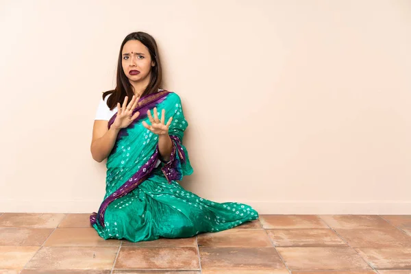 Mladá Indická Žena Sedí Podlaze Nervózně Natahuje Ruce Dopředu — Stock fotografie