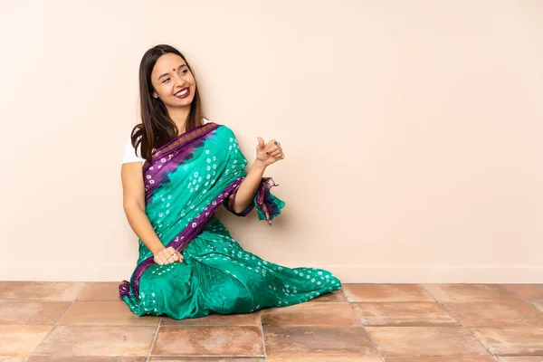 Young Indian Woman Sitting Floor Giving Thumbs Gesture — Stock Photo, Image