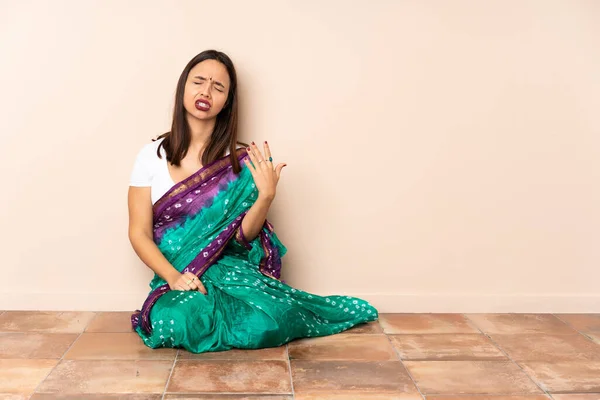 Jovem Indiana Sentada Chão Com Expressão Cansada Doente — Fotografia de Stock