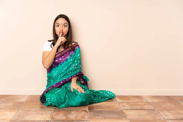 Νεαρή Ινδή Που Κάθεται Στο Πάτωμα Δείχνοντας Ένα Σημάδι Σιωπής — Φωτογραφία Αρχείου