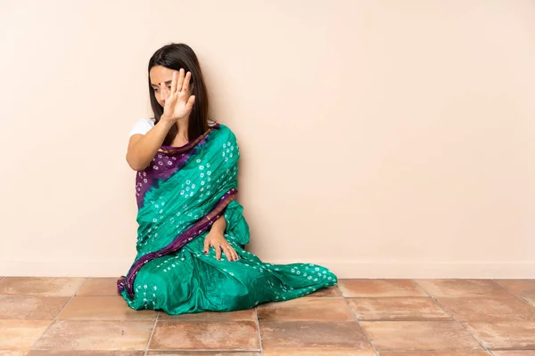 Mladá Indická Žena Sedí Podlaze Zadní Poloze — Stock fotografie