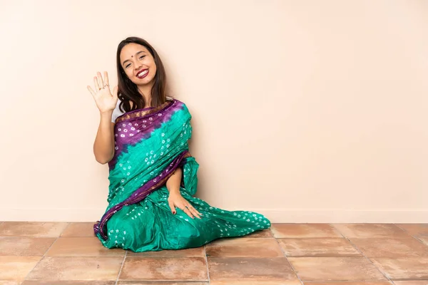 Young Indian Woman Sitting Floor Counting Five Fingers — Stock Photo, Image