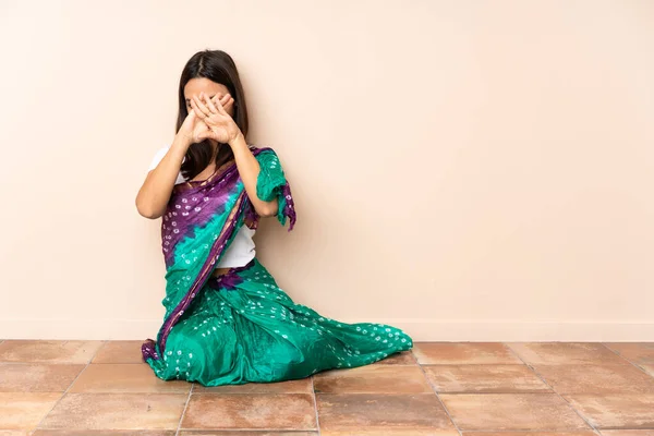 若いですインド人女性座っています上の床作りストップジェスチャーとともに彼女の手で行為を停止 — ストック写真