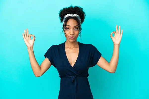 Young Latin Woman Isolated Blue Background Zen Pose — Stock Photo, Image