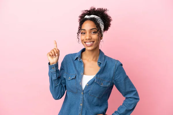 Jeune Femme Latine Isolée Sur Fond Rose Montrant Levant Doigt — Photo