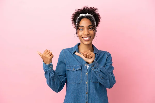 Jeune Femme Latine Isolée Sur Fond Rose Pointant Vers Côté — Photo