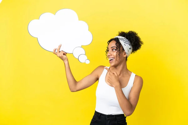 Young African American Woman Isolated Yellow Background Holding Thinking Speech — Stockfoto