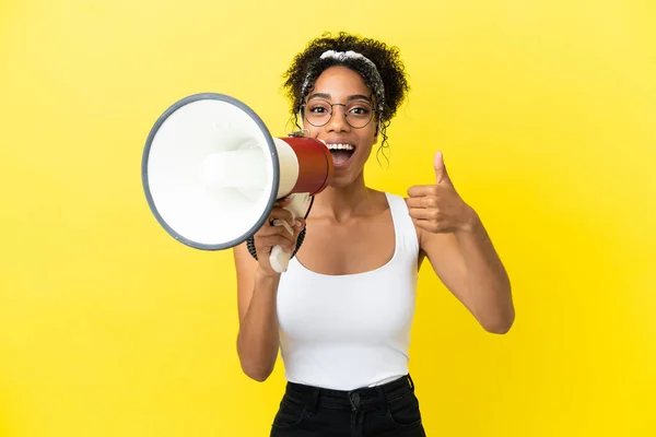 Young African American Woman Isolated Yellow Background Shouting Megaphone Announce — Stockfoto