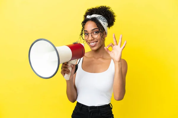 Young African American Woman Isolated Yellow Background Holding Megaphone Showing — Stockfoto