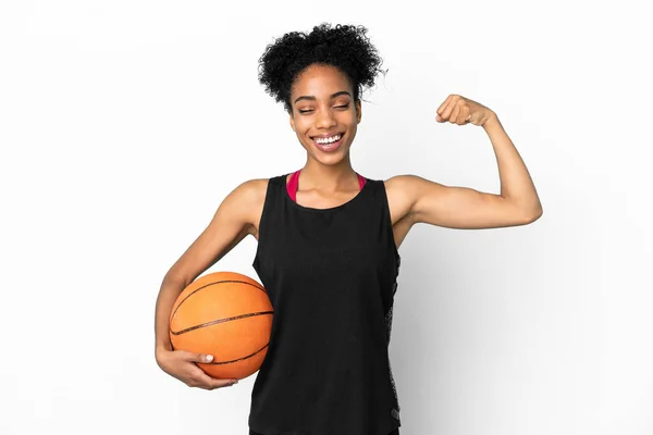 Молодая Баскетболистка Латинская Женщина Белом Фоне Делает Сильный Жест — стоковое фото