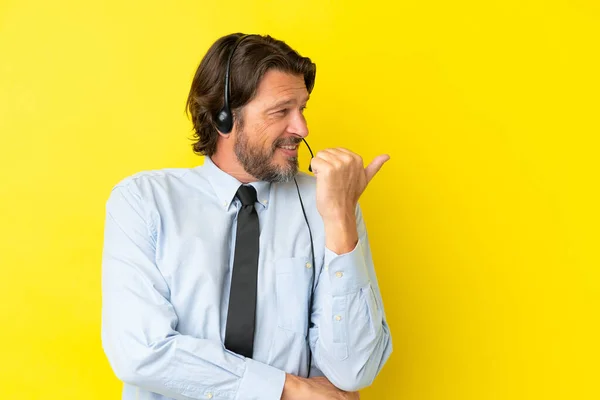 Telemarketer Holenderski Człowiek Pracuje Zestawu Słuchawkowego Izolowane Żółtym Tle Wskazując — Zdjęcie stockowe