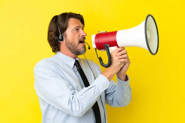 Telemarketer Nederlands Man Werken Met Een Headset Geïsoleerd Gele Achtergrond — Stockfoto