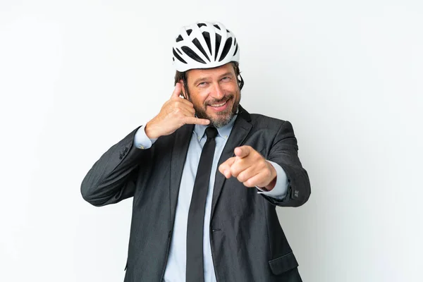 白い背景に隔離された自転車のヘルメットを持つビジネスシニア男は電話ジェスチャーを作り 前を指す — ストック写真