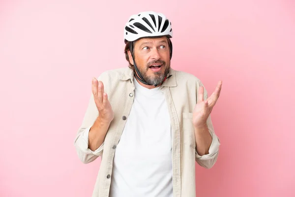 Senior Ολλανδός Ποδήλατο Κράνος Απομονώνονται Ροζ Φόντο Έκπληξη Έκφραση Του — Φωτογραφία Αρχείου