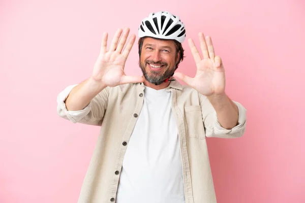 Homem Holandês Sênior Com Capacete Bicicleta Isolado Fundo Rosa Contando — Fotografia de Stock
