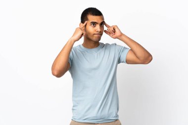 Afrikalı Amerikalı bir adam, soyutlanmış beyaz bir geçmişi var. Şüpheleri var ve düşünüyor.