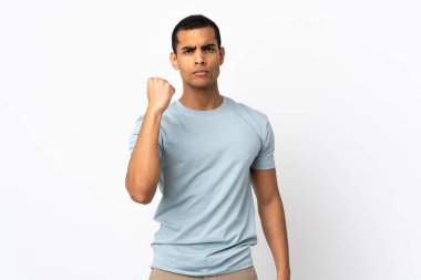 Mutsuz bir ifadeyle izole edilmiş beyaz arka planı olan Afrikalı Amerikalı bir adam.