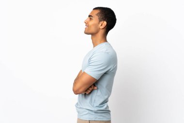 Afro-Amerikalı erkek, beyaz arka planda, yan pozisyonda.