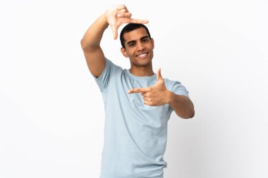 İzole edilmiş beyaz arka planda odaklanan Afro-Amerikalı bir adam. Çerçeve sembolü