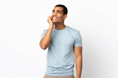 İzole edilmiş beyaz arka planı olan Afrikalı Amerikalı bir adam biraz gergin.