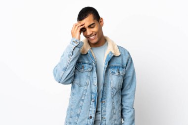 Afrika kökenli Amerikalı bir adam izole edilmiş beyaz arka plan gülüyor