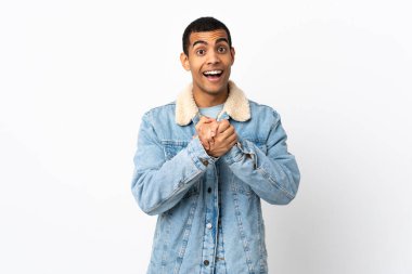 Afrika kökenli Amerikalı bir adam izole edilmiş beyaz arka plan gülüyor