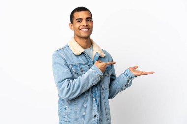 Afro-Amerikalı bir adam, izole edilmiş beyaz arka plan üzerinde bir ilan vermek için avucunun içinde hayali bir fotokopi makinesi tutuyor.