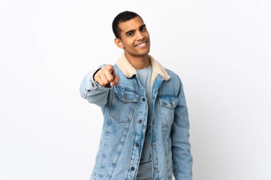 İzole edilmiş beyaz arka plan üzerinde Afro-Amerikalı bir adam mutlu bir ifadeyle öne bakıyor