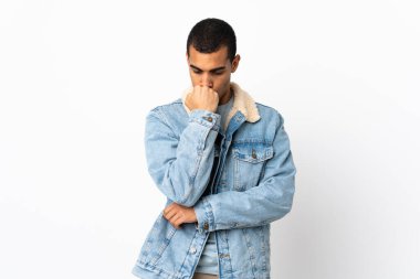 İzole edilmiş beyaz arka planı olan Afrikalı Amerikalı bir adam.