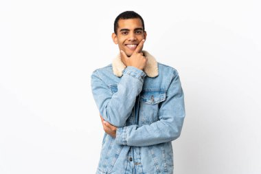 Afro-Amerikalı erkek soyutlanmış beyaz arka plan mutlu ve gülümsüyor