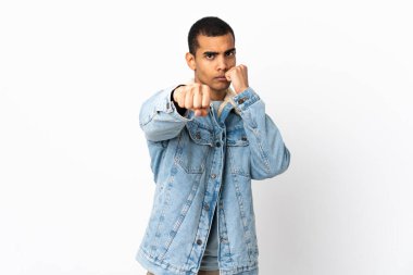 Afrika kökenli Amerikalı bir adam beyaz arka planda savaşıyor.